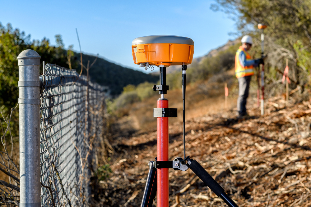 Nowoczesne narzędzia geodezyjne w praktyce: Jak GPS i GIS zmieniają branżę? 1 shutterstock 766308382